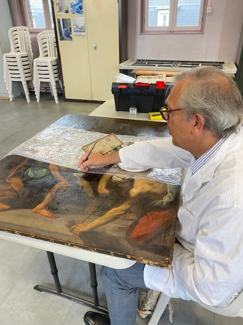 Participant à un atelier de restauration de tableaux à rouen