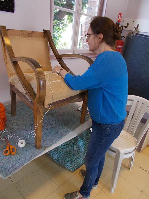 Fauteuil en cours de restauration lors d'un stage à Rouen