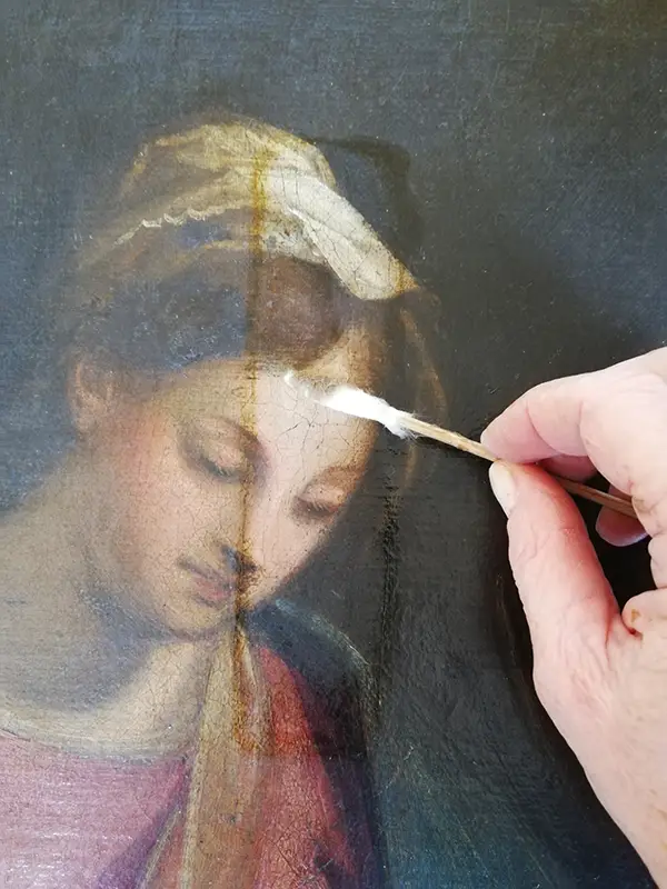 Restauration d'un tableau ancien à l'aide d'un pinceau – Atelier à Rouen